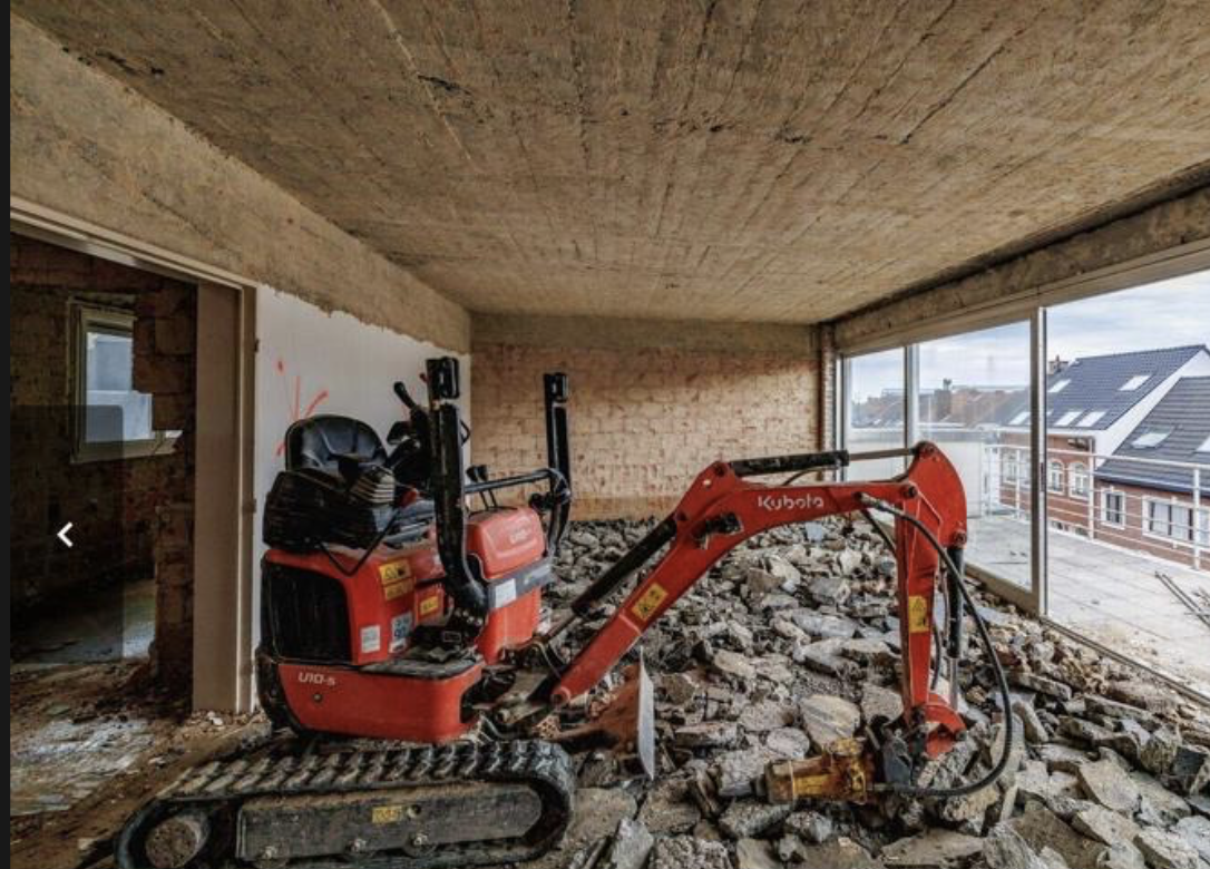 Het gebouw wordt grondig gestript voor de verbouwing tot residentie Botanique. © Dirk Vertommen